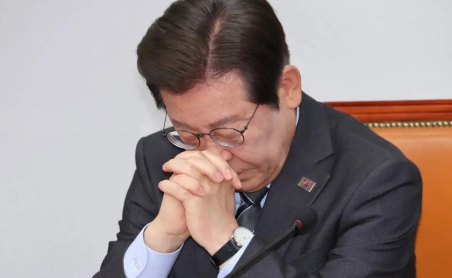 韩国天塌了
当地时间25日，特朗普在白宫会晤到访的韩国总统李在明时，突然甩出一个