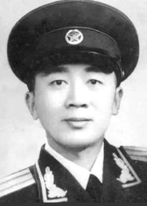 1944年，一打入敌人内部的地下党刚查完哨回到家里，伪副师长的妻子就慌里慌张的推