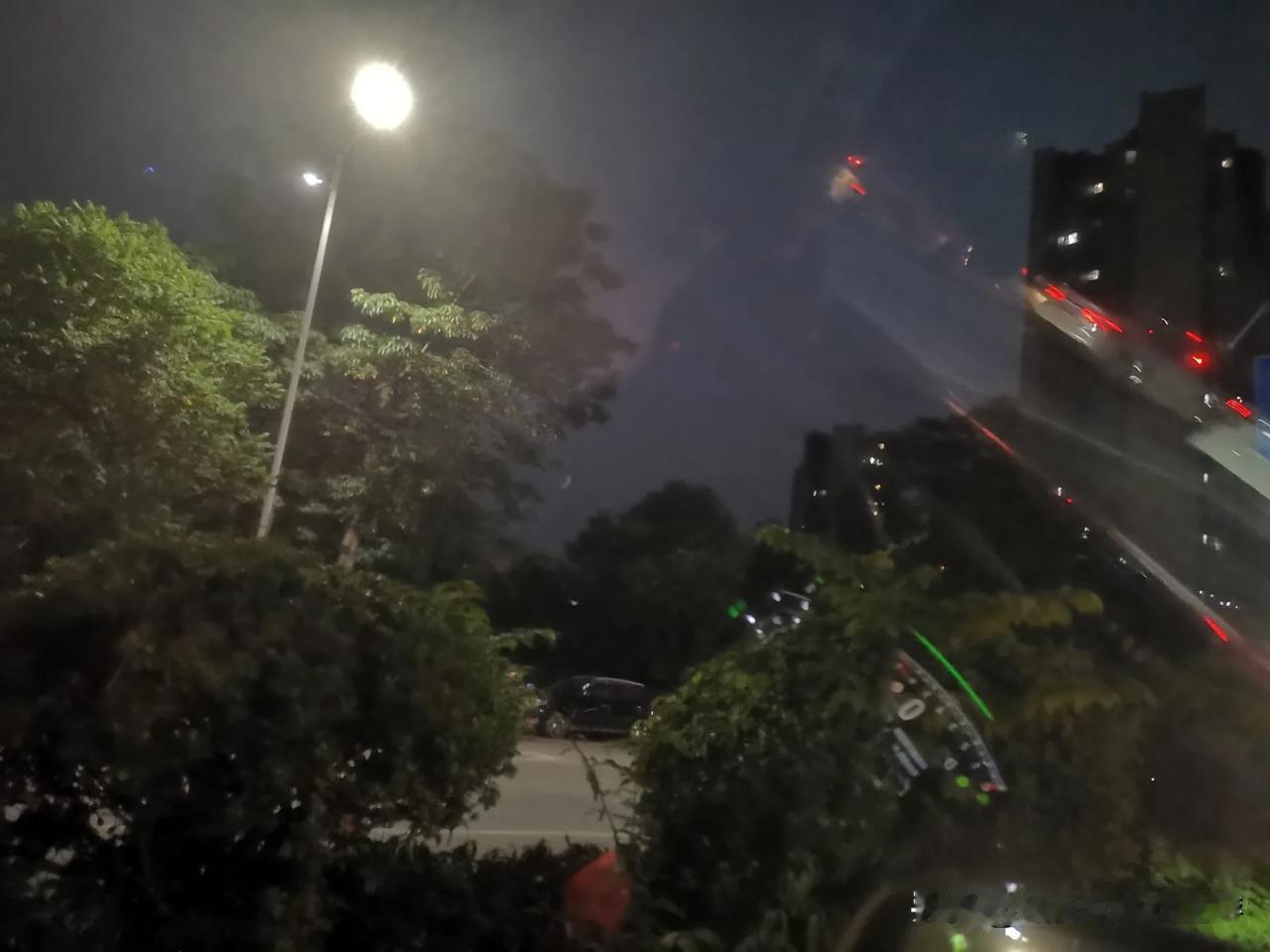 乡村建高楼大厦，乡村已经不是传统意义的自然村了。