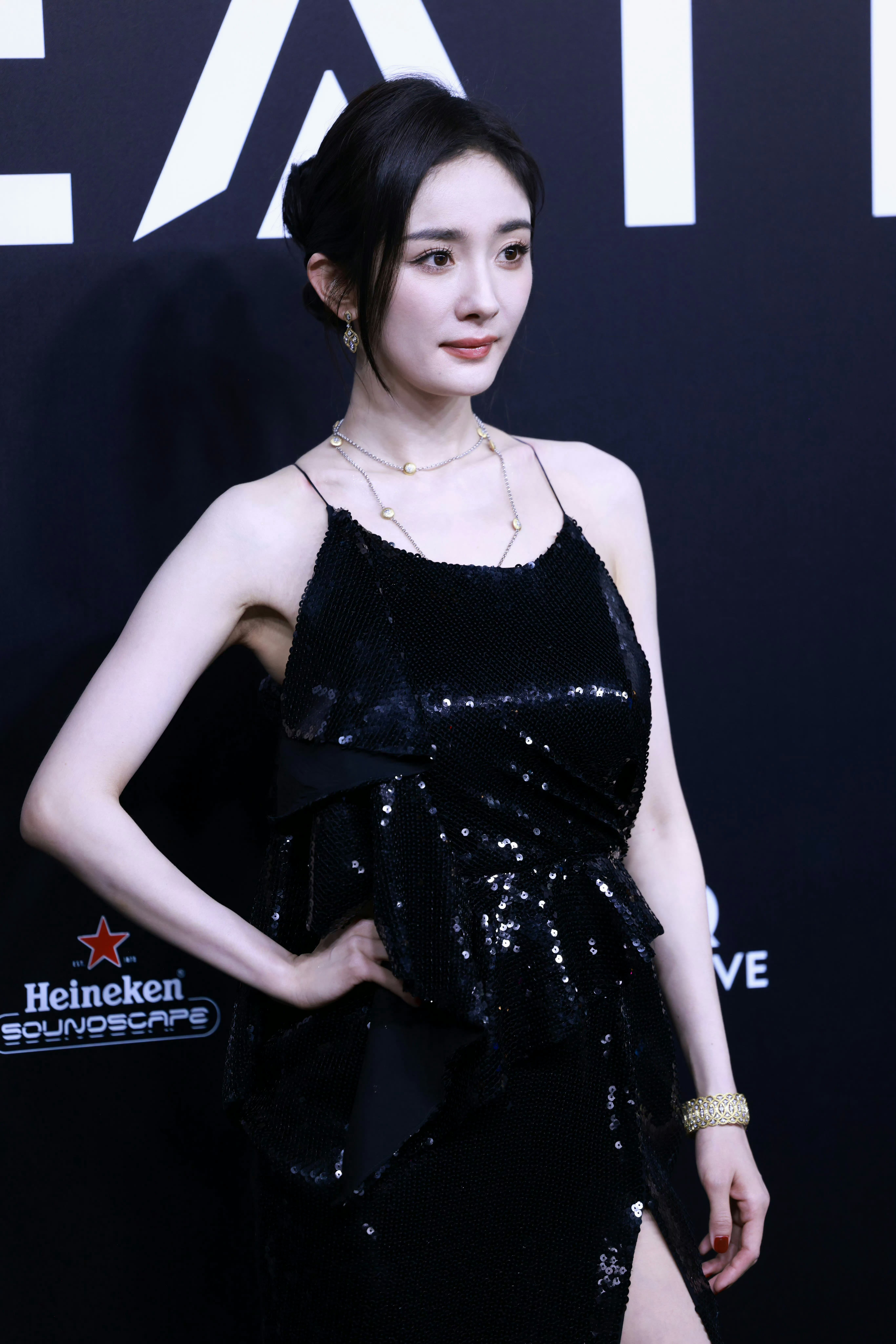 杨幂智族gq生图 黑色吊带的幂姐 