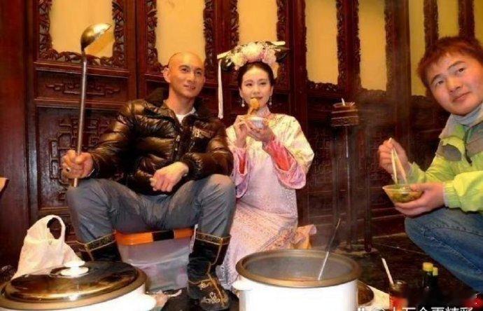 真假情侣，一眼便能分辨。 
