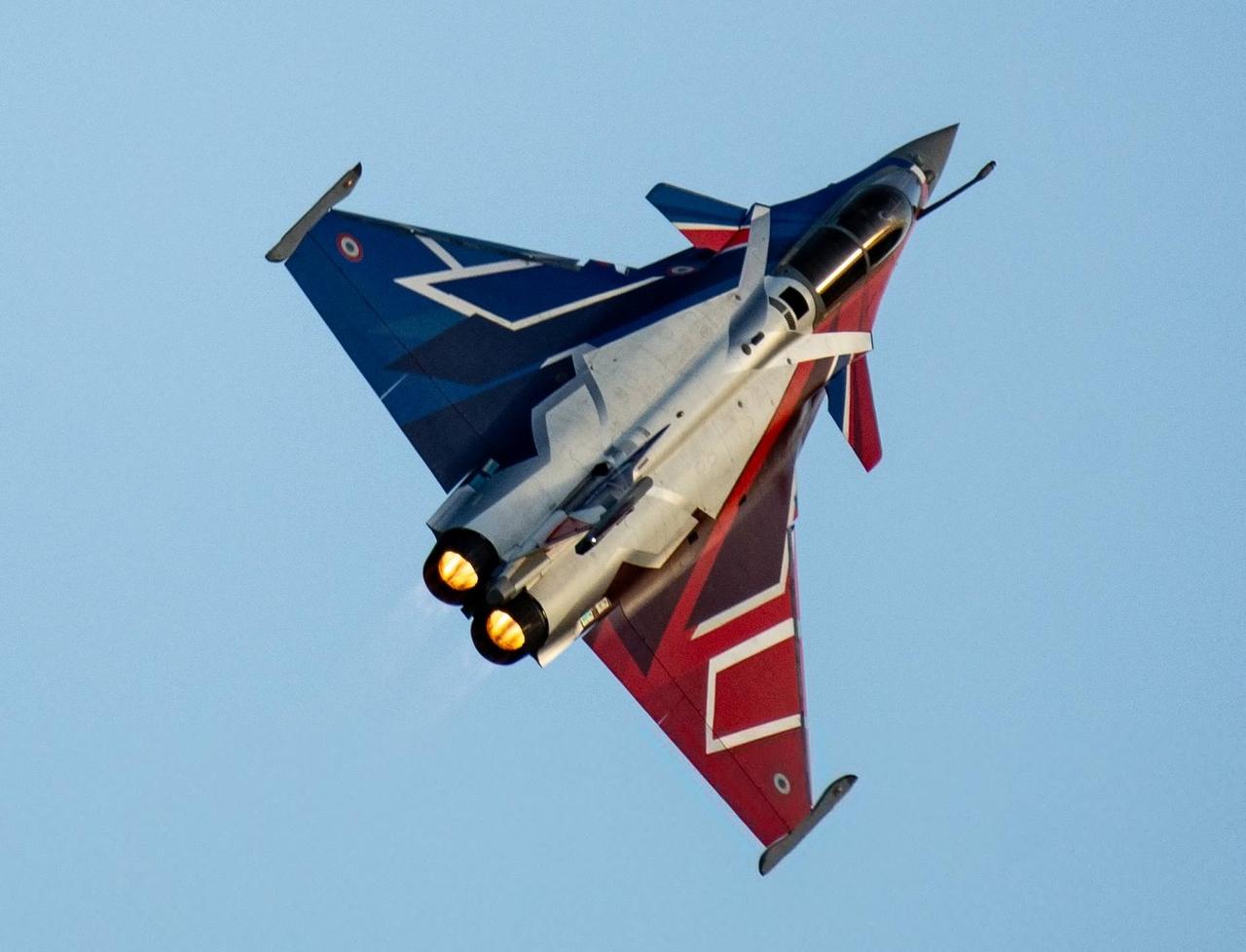 阵风C单机表演，这涂装真是漂亮