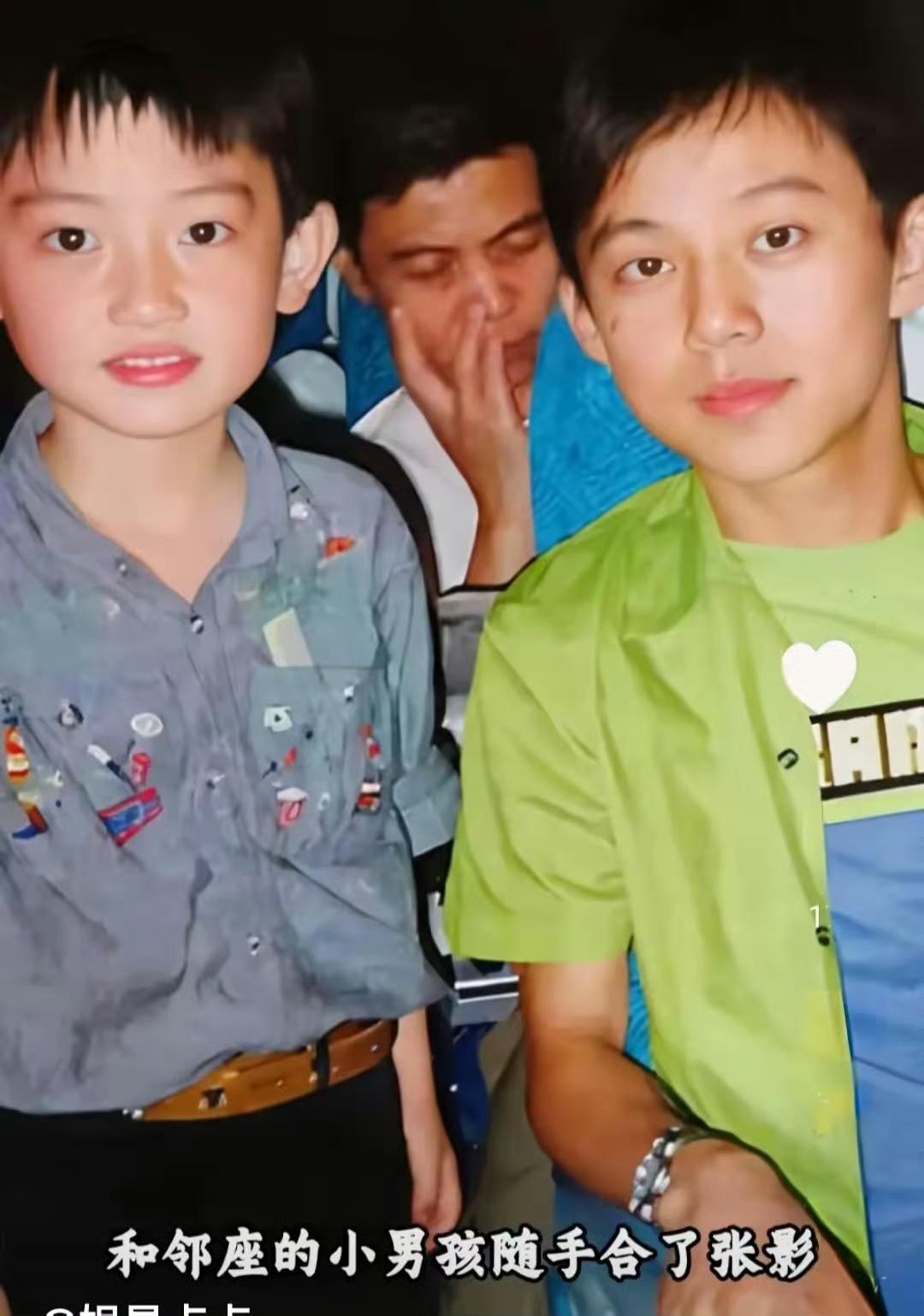 1997年，何炅坐飞机和一个小男孩拍了这张合影。没想到的是，后来，这个小男孩成了