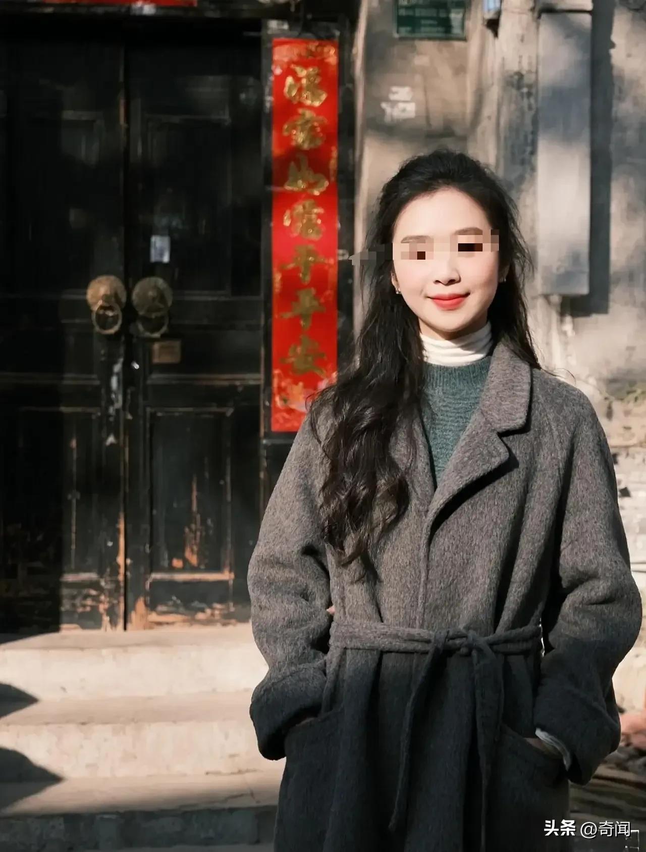 刁钻顾客引发凑热闹网民集中网暴33岁女摊主，最终女摊主不堪精神压力跳河身亡。事发