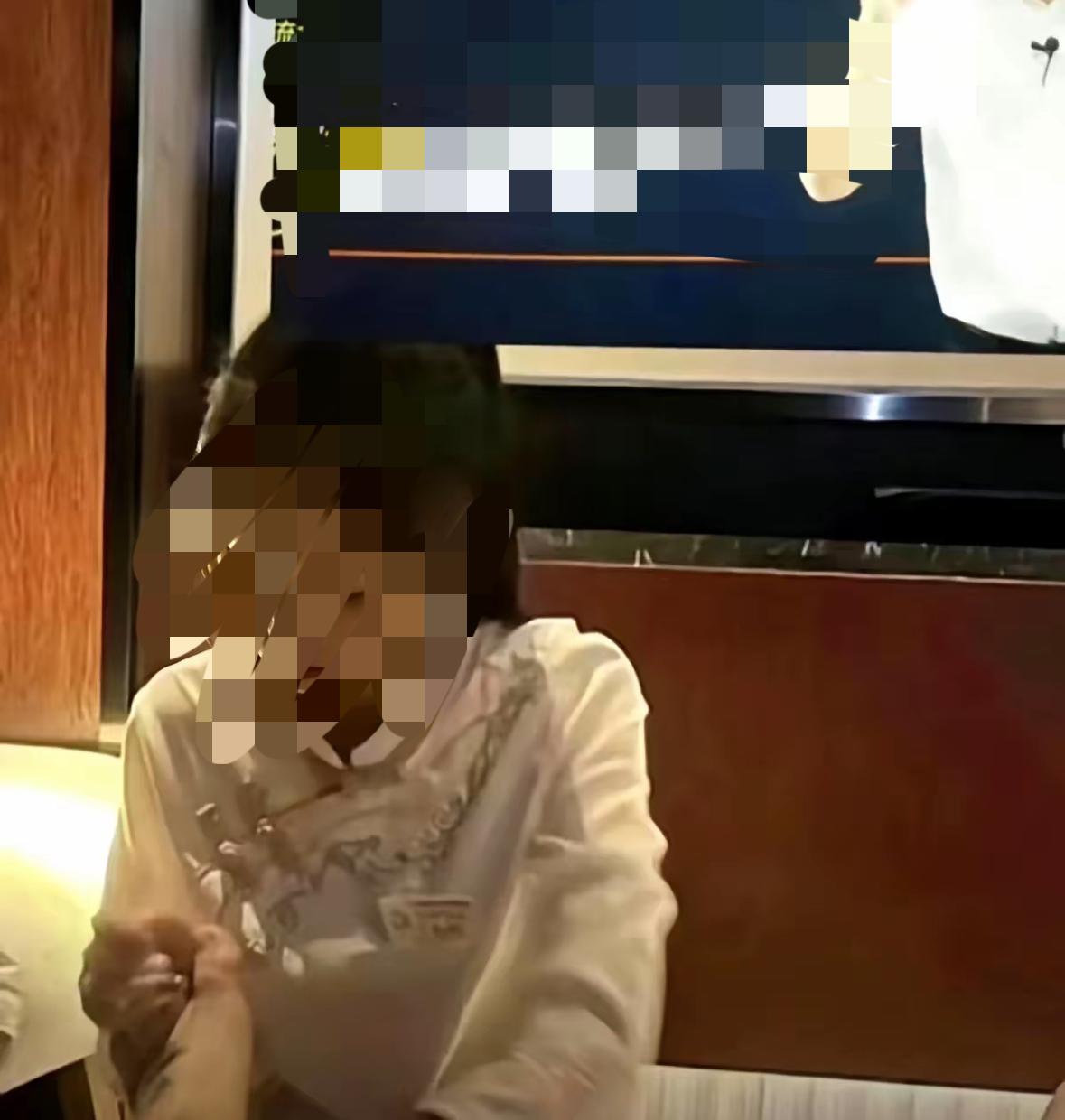 上周去成都339附近那家柔式馆，
体验感真的绝了。
我往热垫上一躺，
技师让我抬