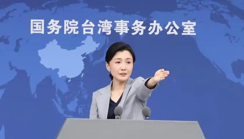 简直欺人太甚！10月21日，台湾歌手周杰伦在上海参加活动，主持人用“中国歌手”介