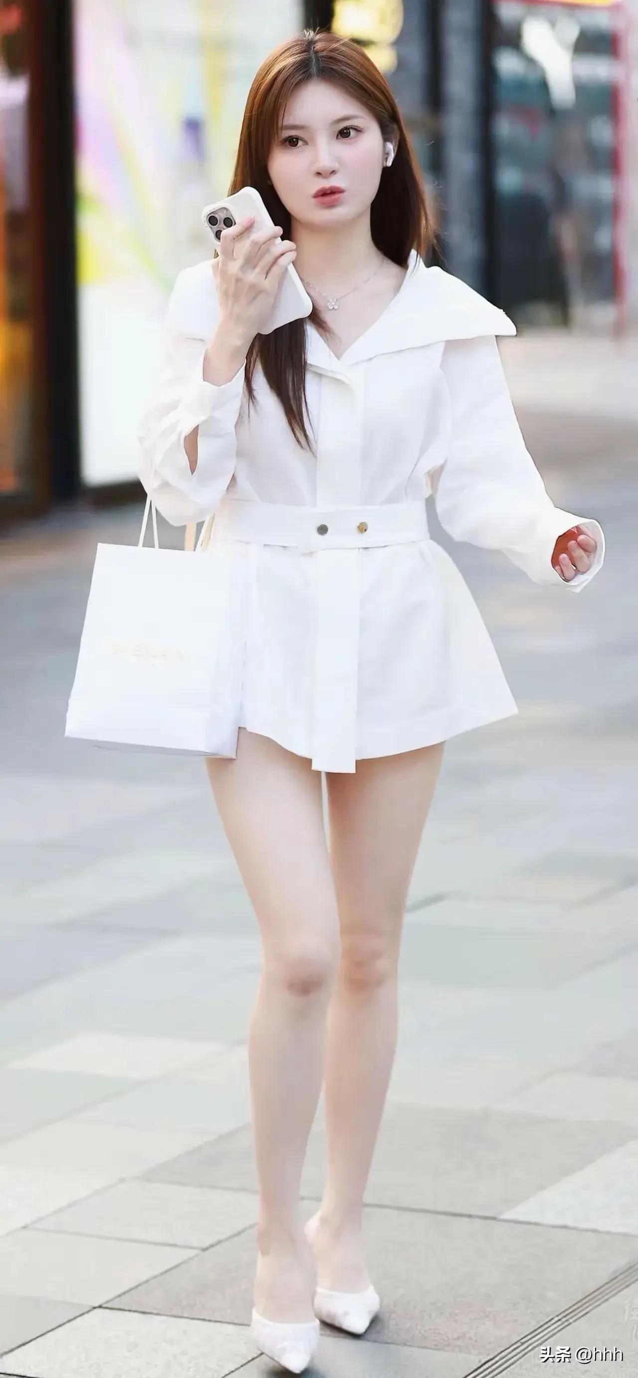 我的兴趣爱好，就是逛街，买，买，买，衣服什么新潮就买什么。爱好，说不清，道不明，