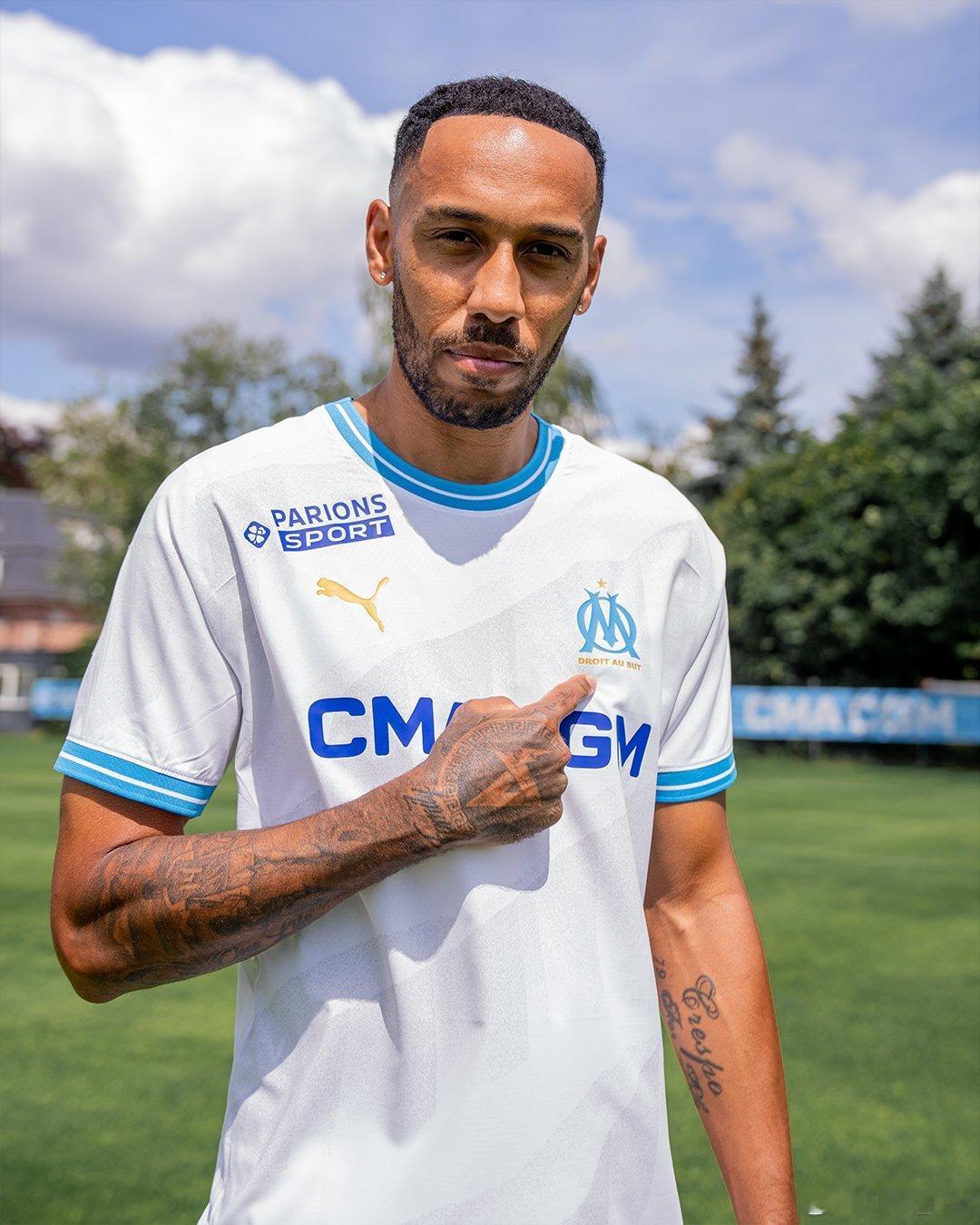 更衣室有老杨哥，身后传球的还是廷贝尔，恩瓦在马赛会很快适应