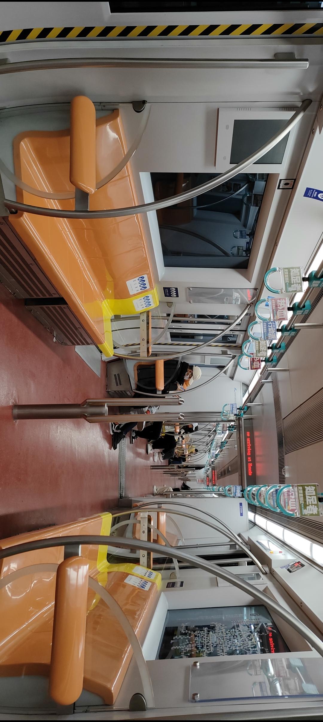 地铁车厢内，空荡荡的座位，等待下一站的到来。