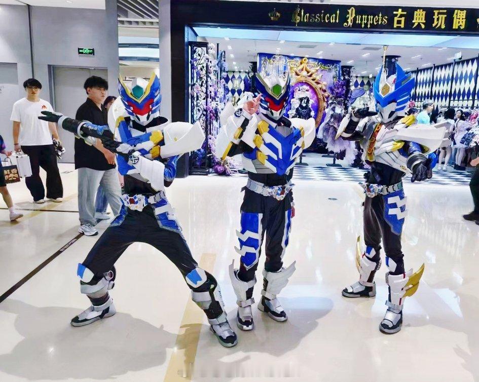 大悦城上周末假面骑士快闪店楼下的三个飞影铠甲