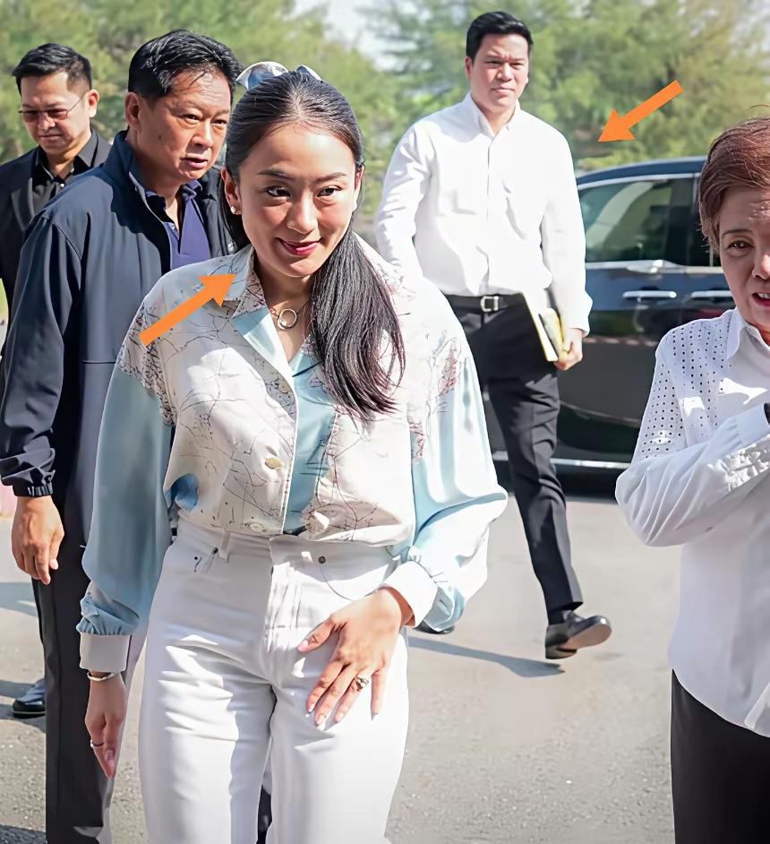 ​泰国新总理选举已经尘埃落定，佩通坦这时候非常地失望，他再次来到监狱内看望他的父