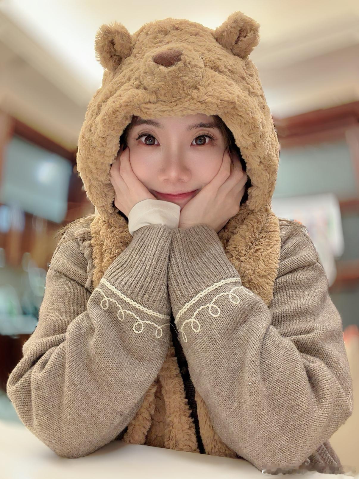 北京初雪❄️出差赶回来，怎么也得玩一下，堆个有发型的雪人⛄️刘亦菲晒初雪哈哈合照