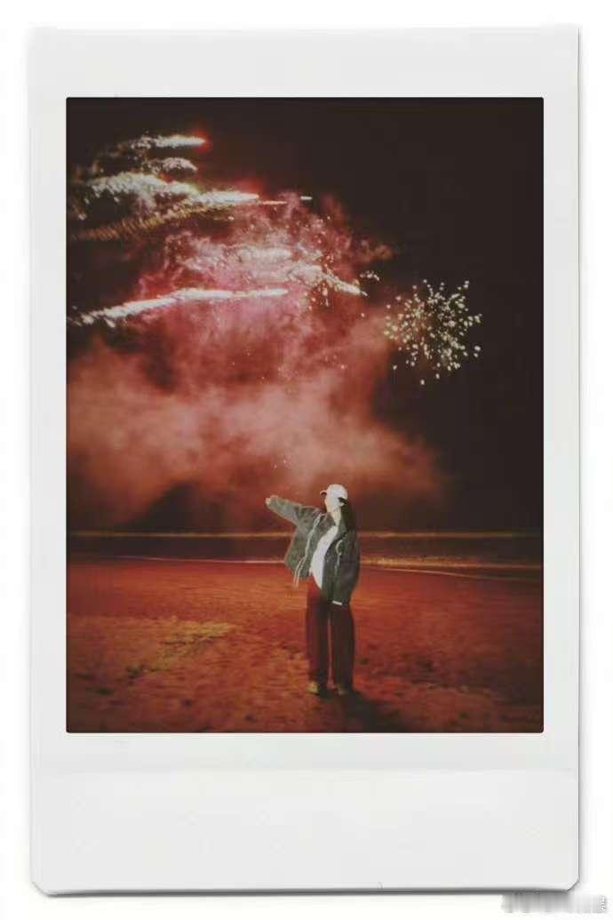 杨紫海边放烟花碎片杨紫烟花碎片杨紫海边放烟花碎片，好看，