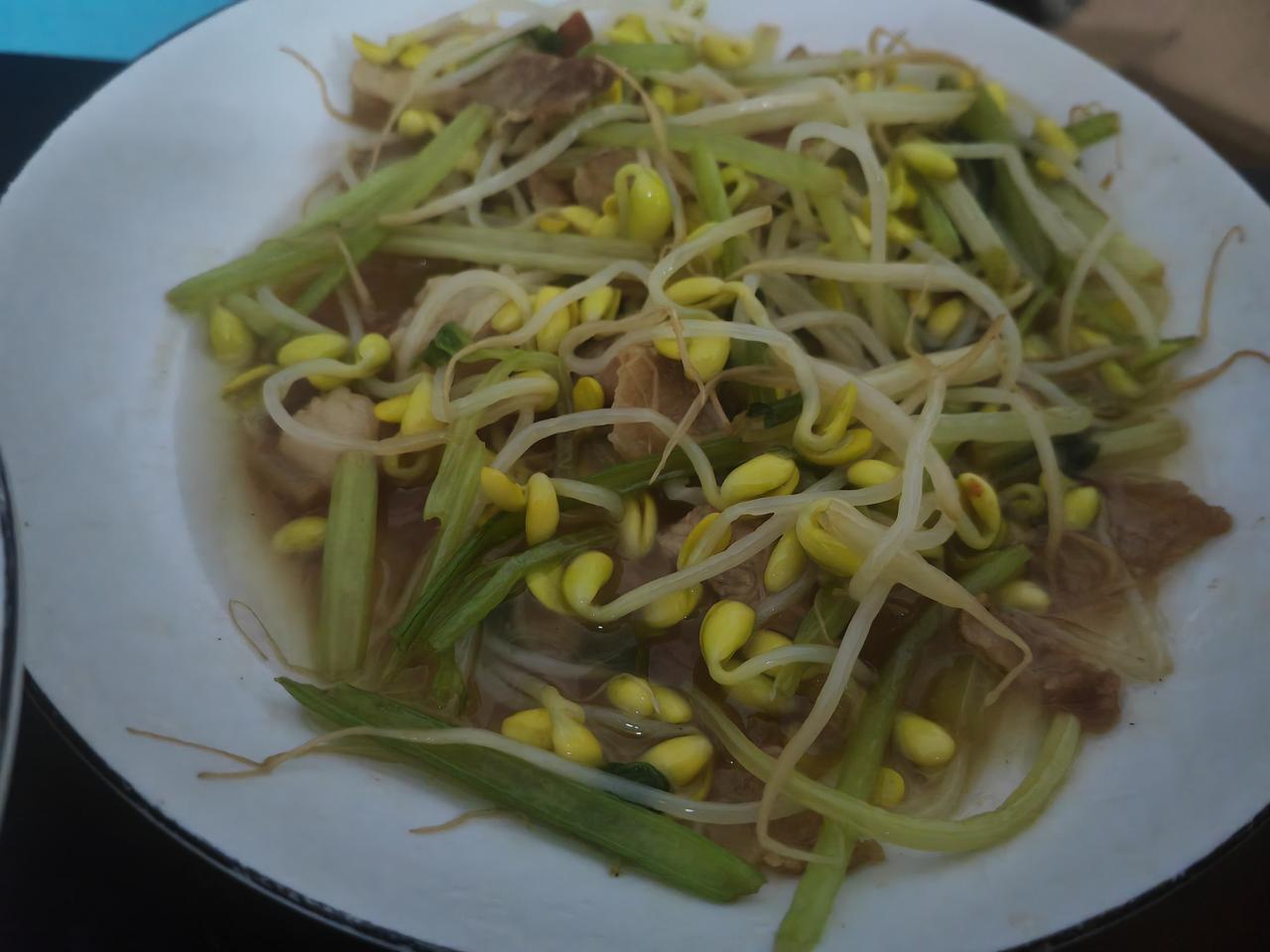 讲个笑话，快把我笑死了。
昨晚我和夫君两个人没有吃晚饭就睡觉了。
半夜夫君肚子饿