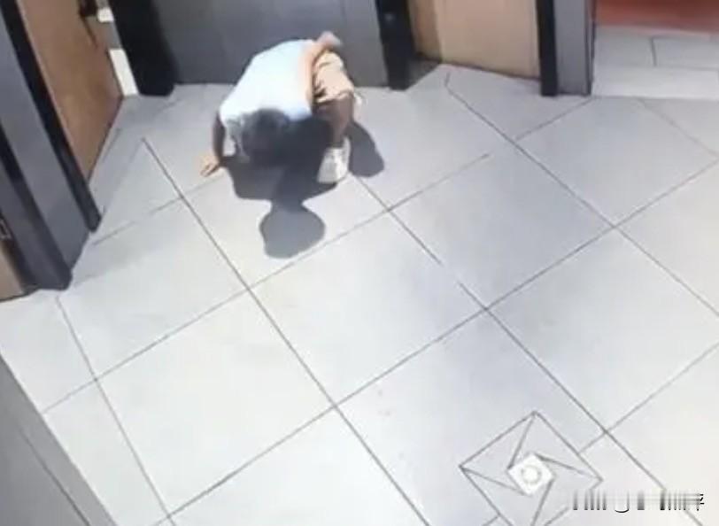 “我家孩子又没摸着碰着你，看看你上厕所怎么了？”看来有一句话说得没错，熊孩子的背