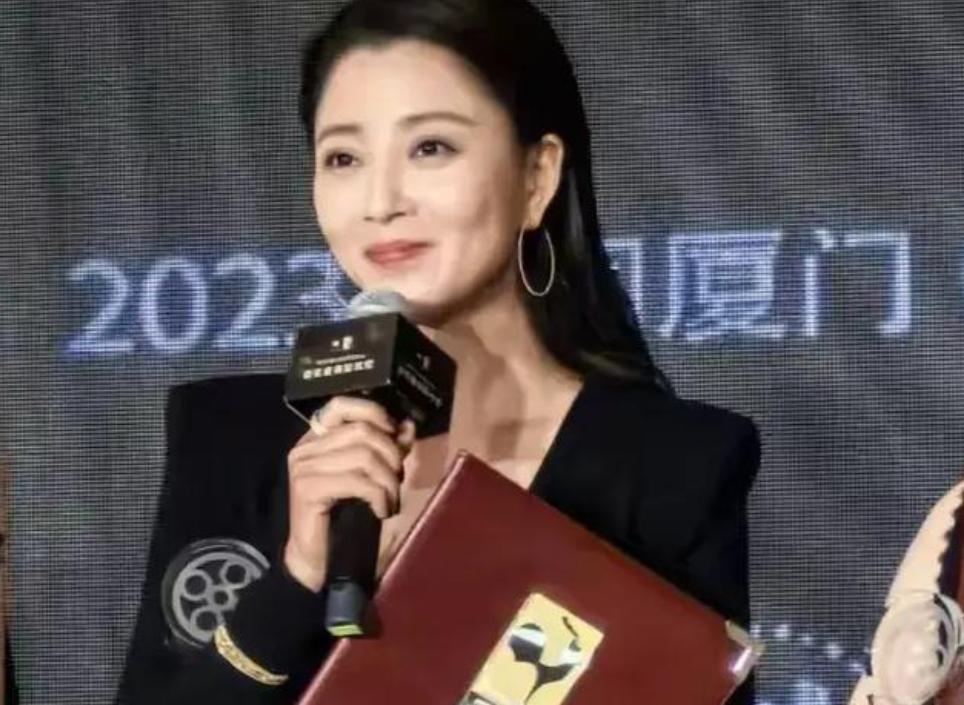 她是演员中的女富豪，多辆豪车轮流开，现在45岁却活得像20岁
娱乐