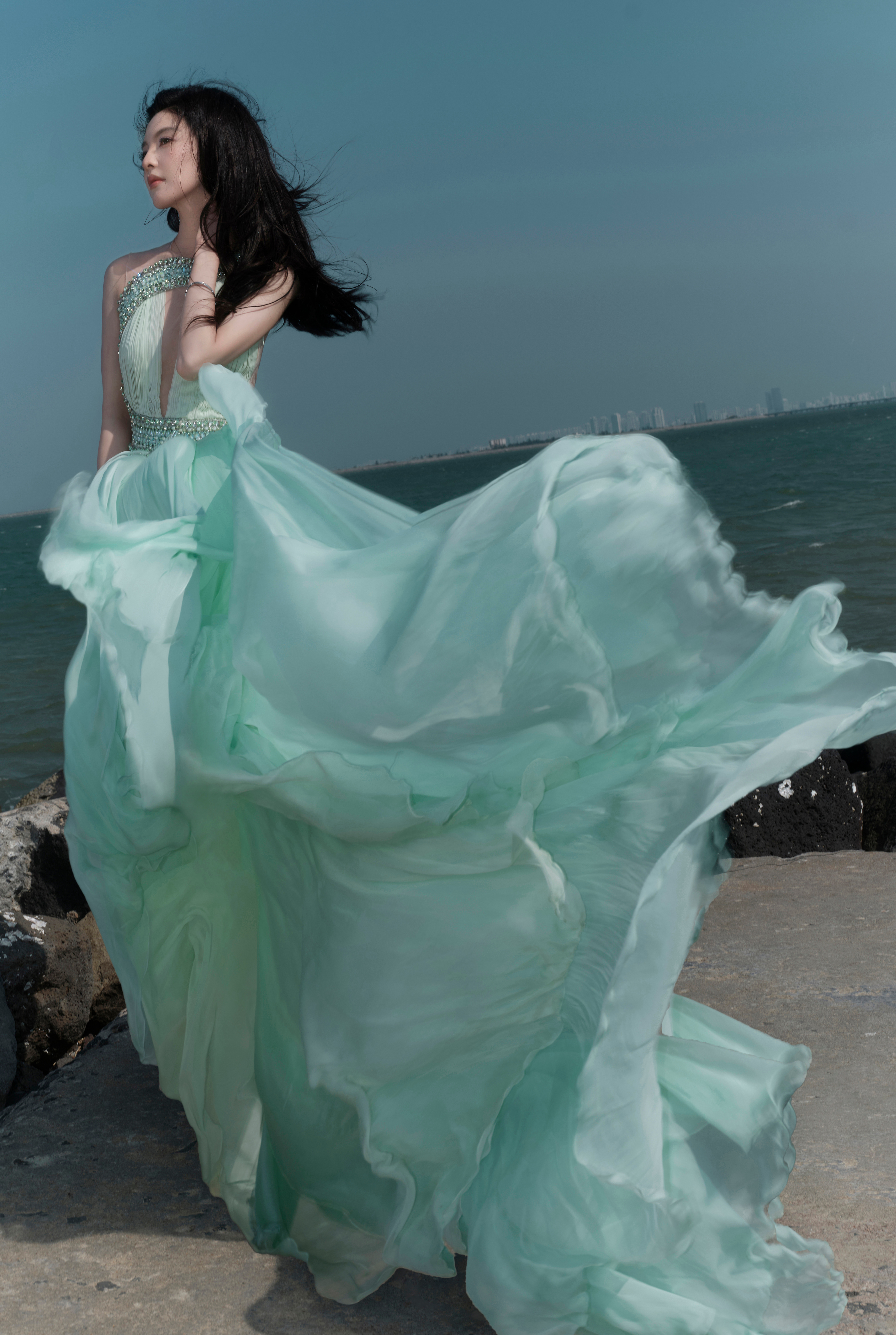 章若楠｜湖南卫视跨年演唱会 造型图集发布 ，今晚亮相湖南卫视跨年舞台造型揭晓 ，