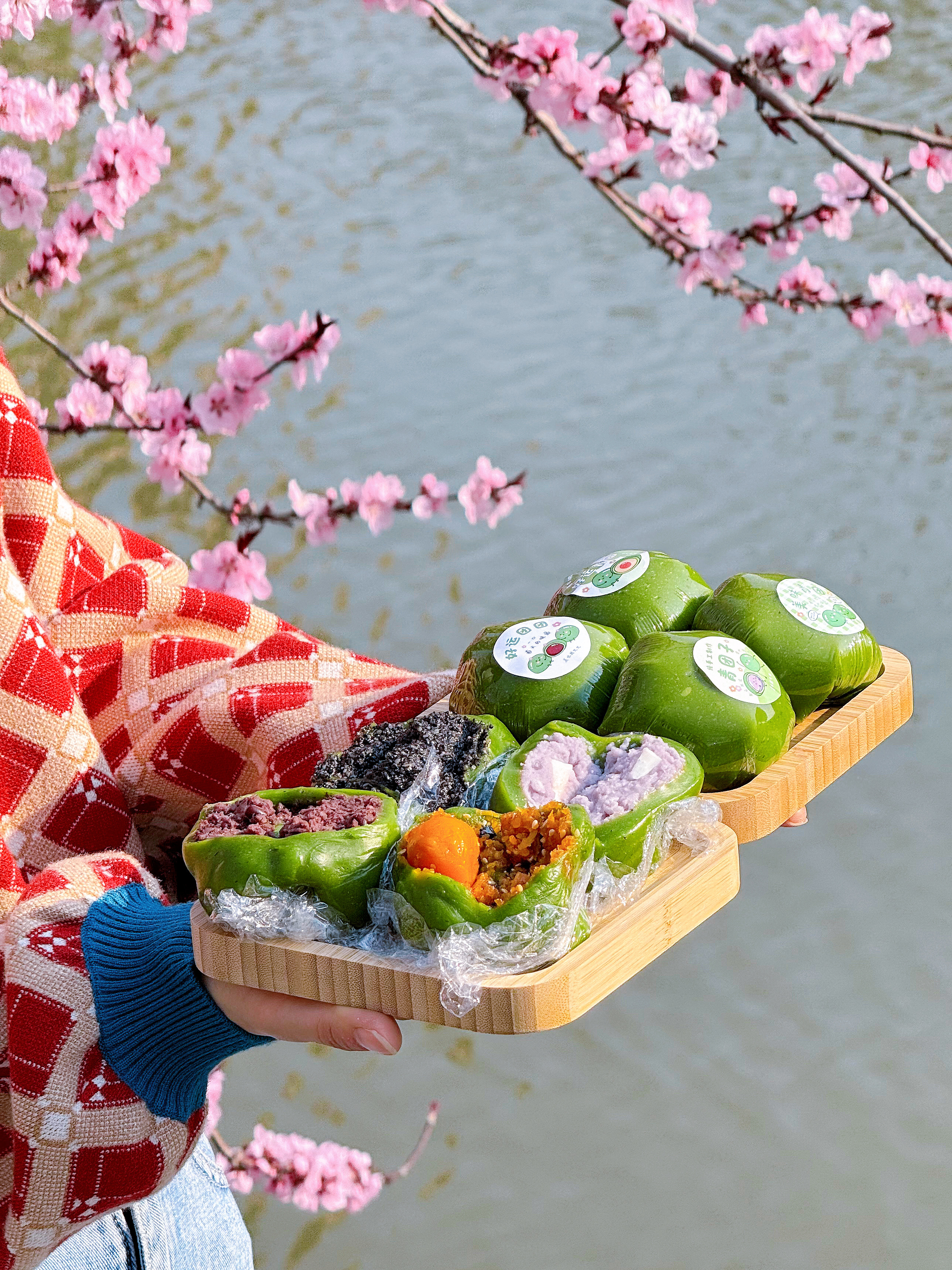 四时风物，应季而食。春日寻味，一口青团一口春。[微风]📍米小月青团·纯化路吃在