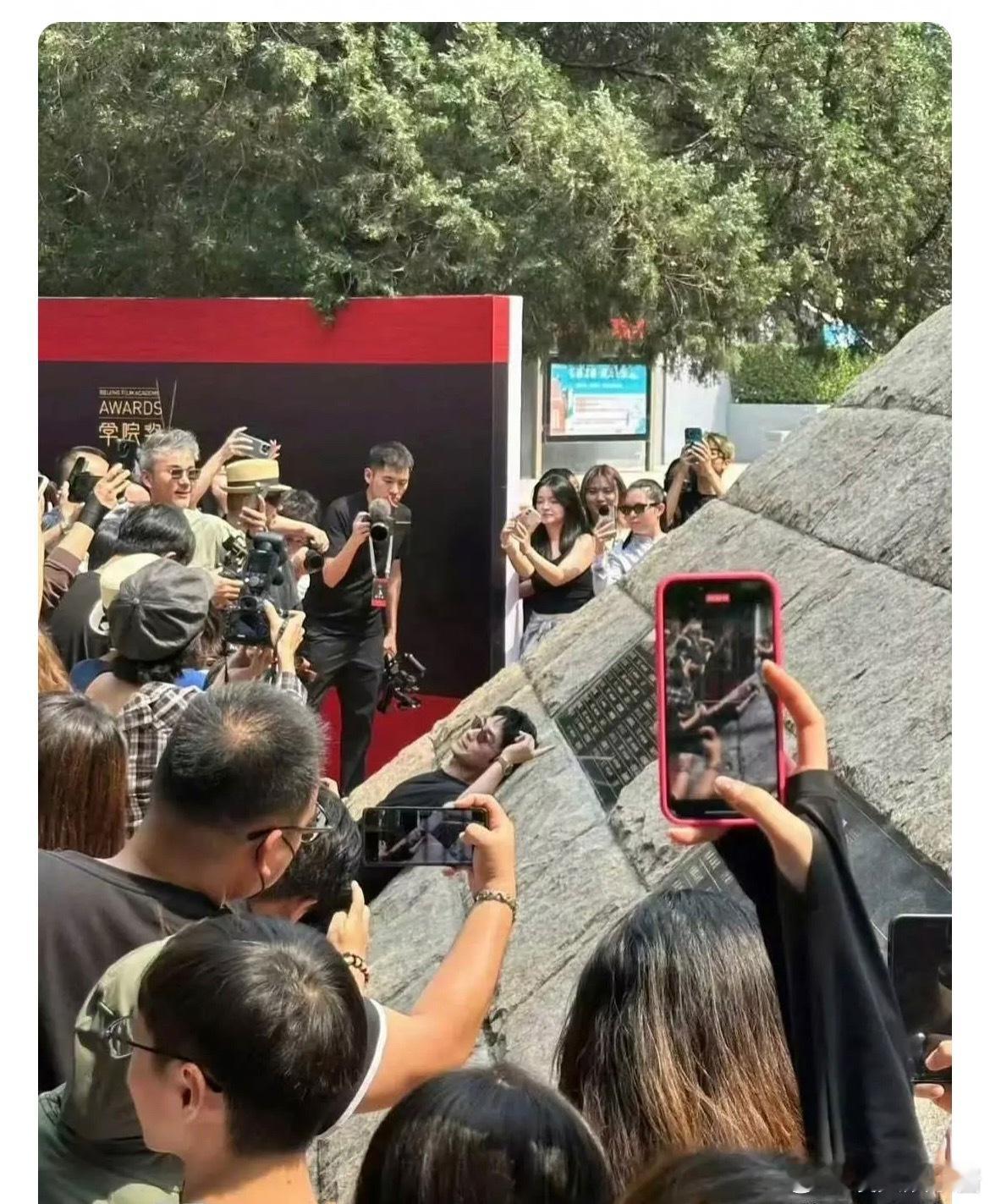 当你觉得尴尬的时候想想朱一龙啊啊啊啊啊啊啊啊哈哈哈哈哈哈 ​​​