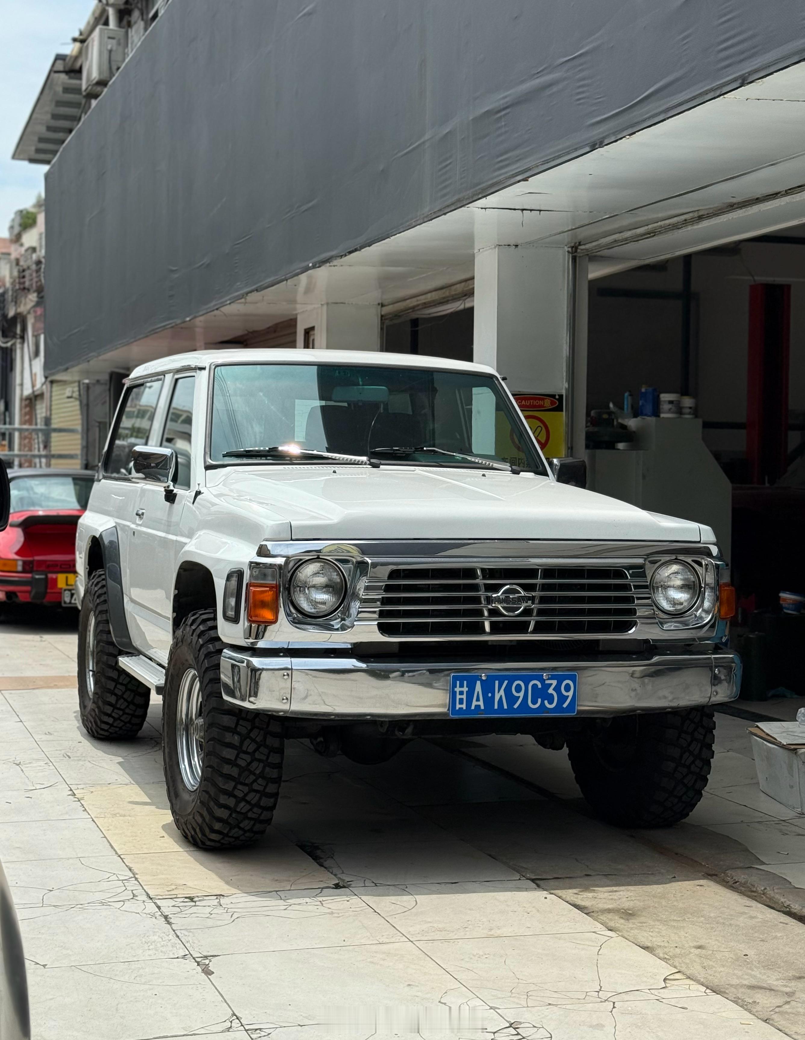 cars01豪车拍[超话] 宝刀不老的越野利器：三门版短轴尼桑途乐Nissan 