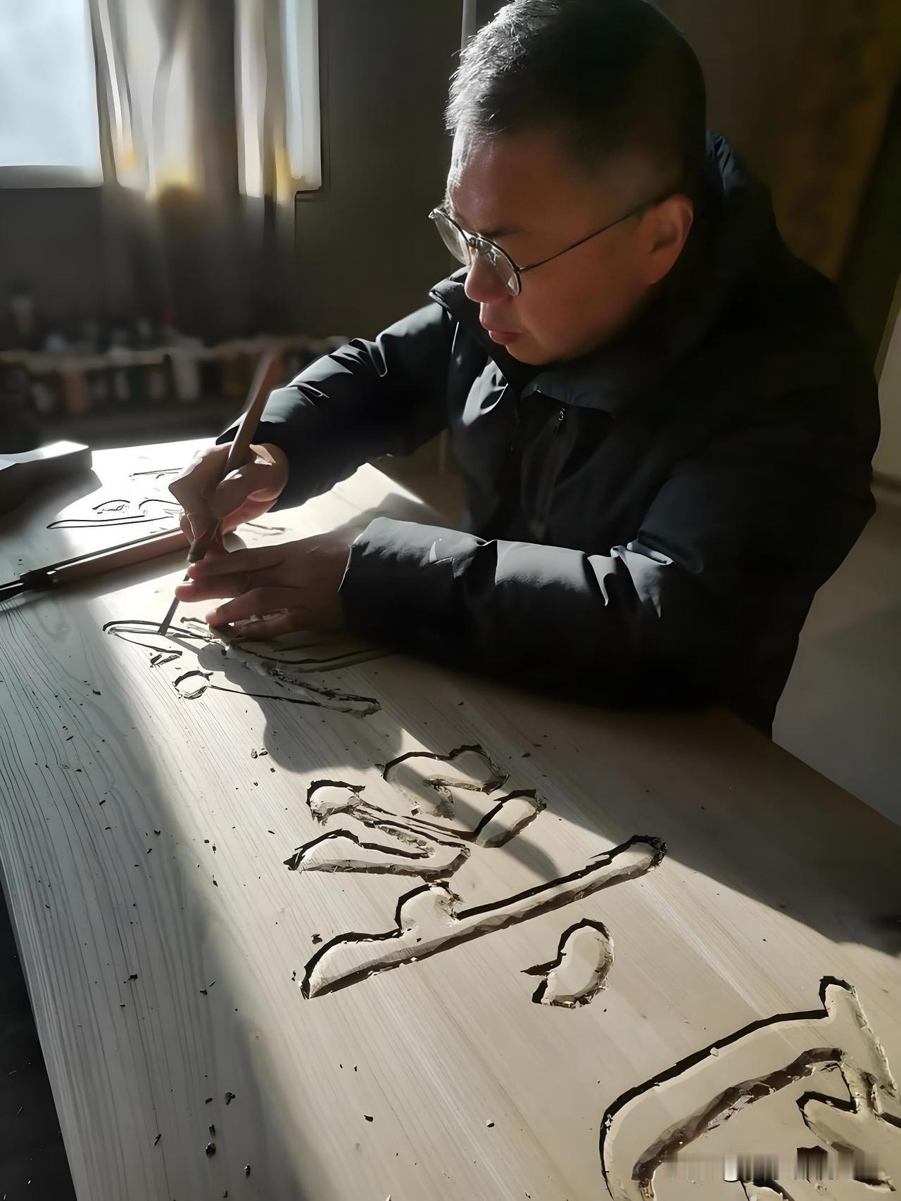 西安书院门81岁的张大爷，三代人守着手工制笔的老行当，一扎进去就是62年。他站着