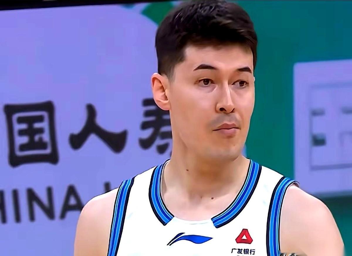聊聊沙拉木吧。
一个浑身是伤，还在场上客串中锋的男人，防的都是比自己大一号的“推