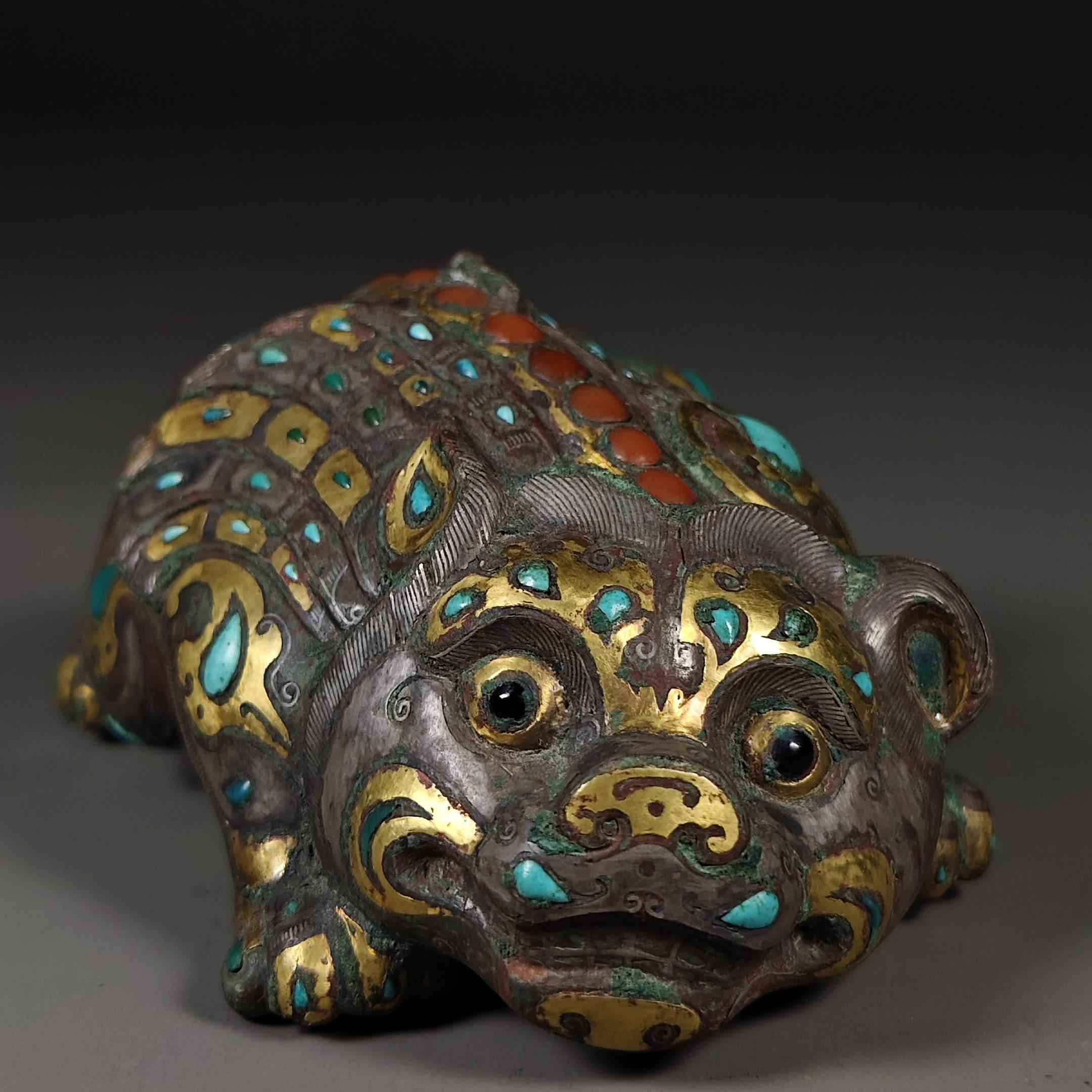 铜错金银瑞兽。这是一件战汉时期的铜错金银嵌宝瑞兽，属于古代工艺珍品。它...