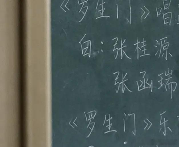 看着像罗生门唱跳组和罗生门乐器组？对应的是去年突围的那个亲爱的小妹妹请你不要不要