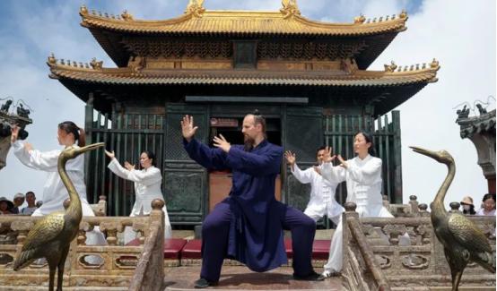 别再替武当山那两万多洋弟子高兴了！这压根算不上什么文化输出，说白了就是一场文化版
