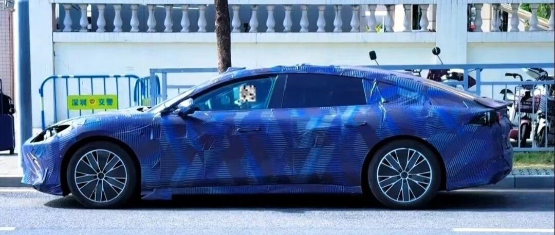 新车定名镁9，定位中大型轿跑，预计2026年发布。
 
外观上，摒弃现有SUV棱