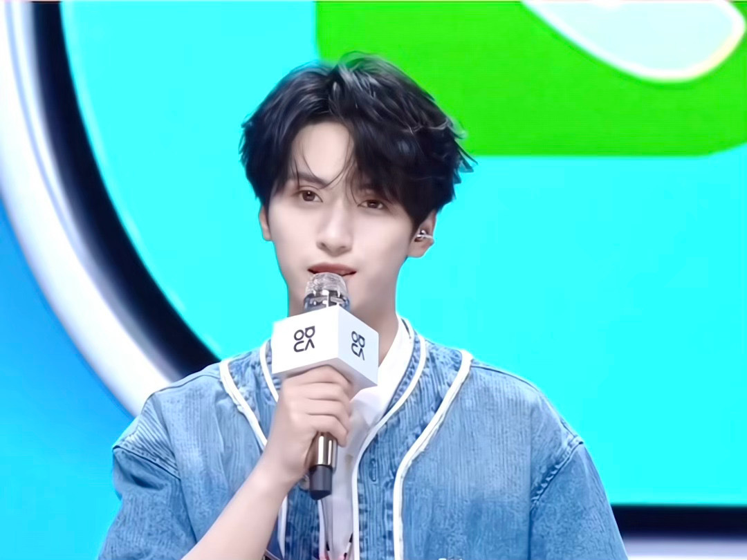 严浩翔｜华为发布会路透造型他身穿WOOYOUNGMI 清爽牛仔蓝造型让人眼前一亮