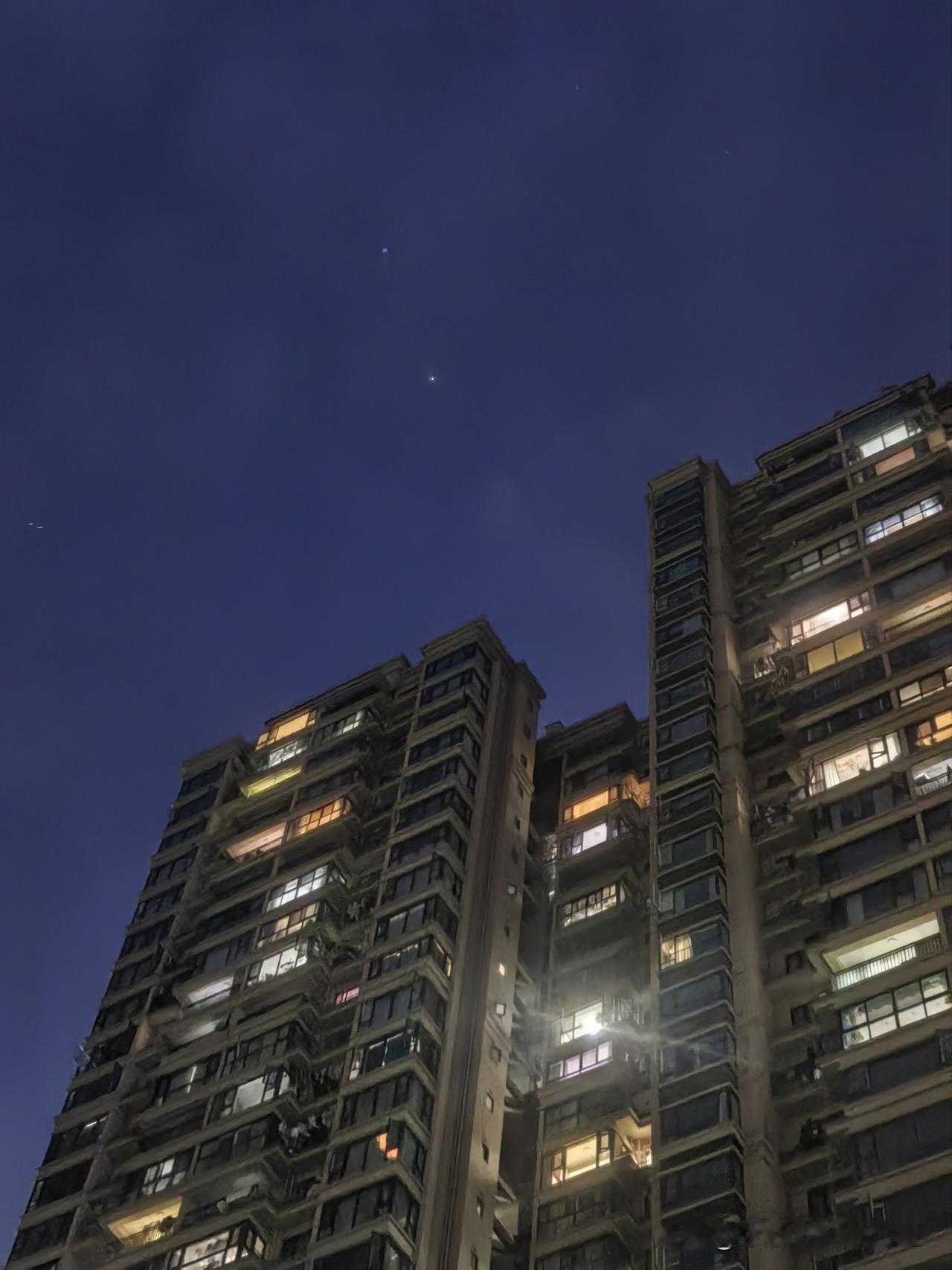 昨晚，小外孙女一句话让我红了眼眶。

昨天晚上在小区公园陪小外孙玩耍的时候，旁边