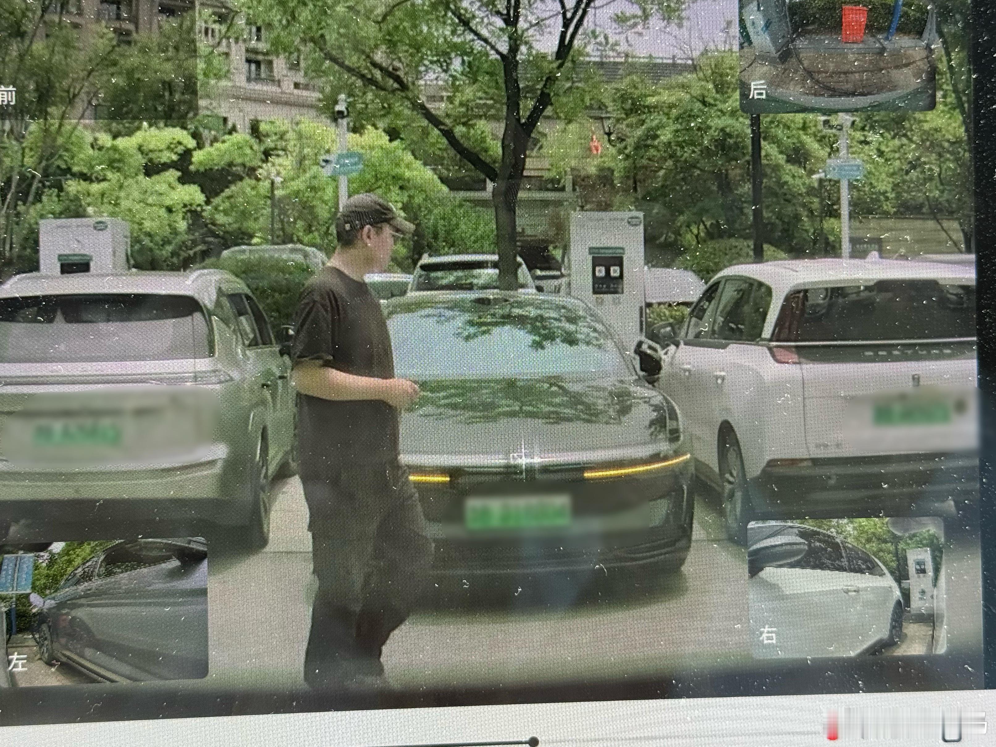 中午来给车充电，遇到一位极氪车主，充完电并没有直接上车。而是遥控车辆行驶出来，看