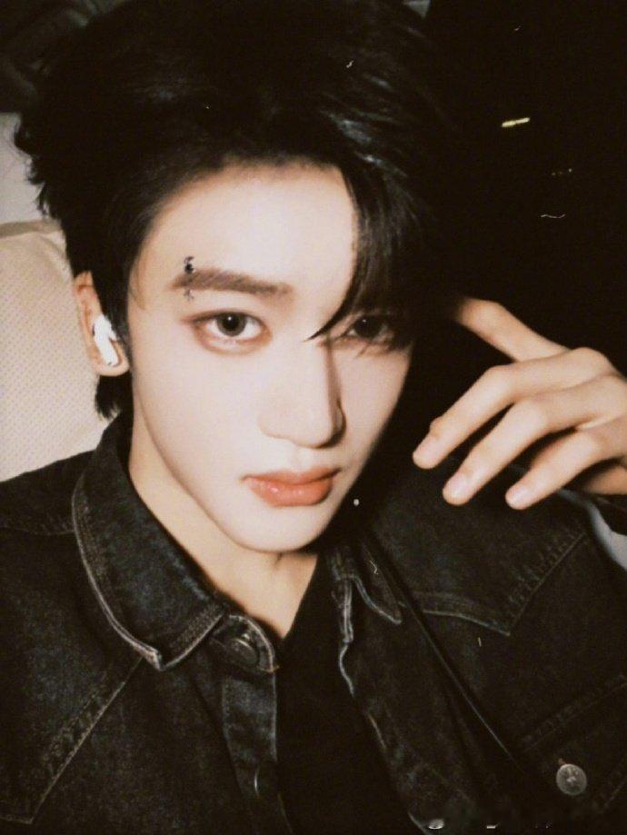 邓佳鑫说在老家辈分很大小时候就体验了一把长辈的快乐，也太独特了！ 