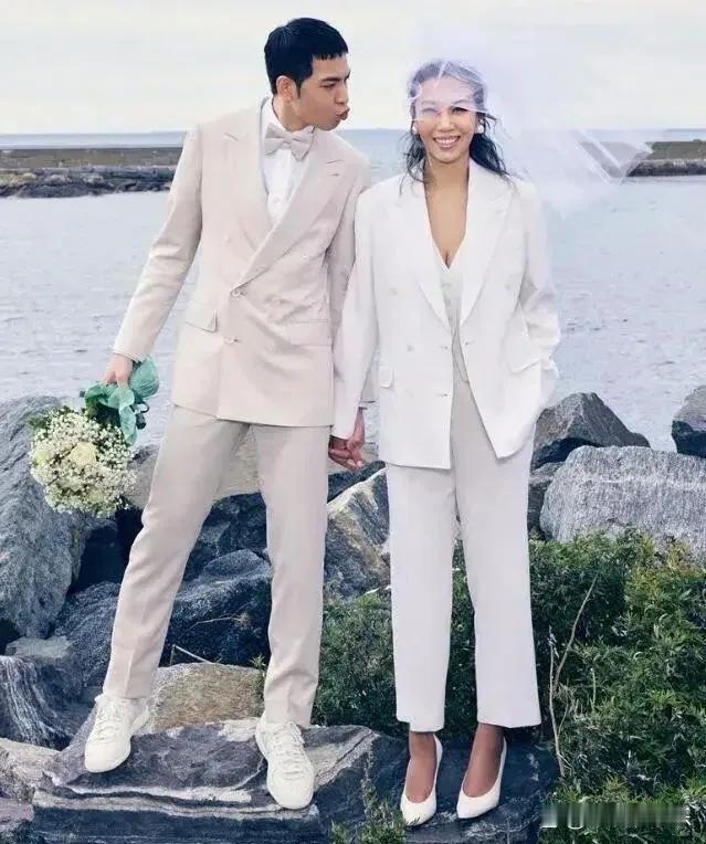 碰见对的人笑颜如花，谁还敢说娱乐圈没有真爱？