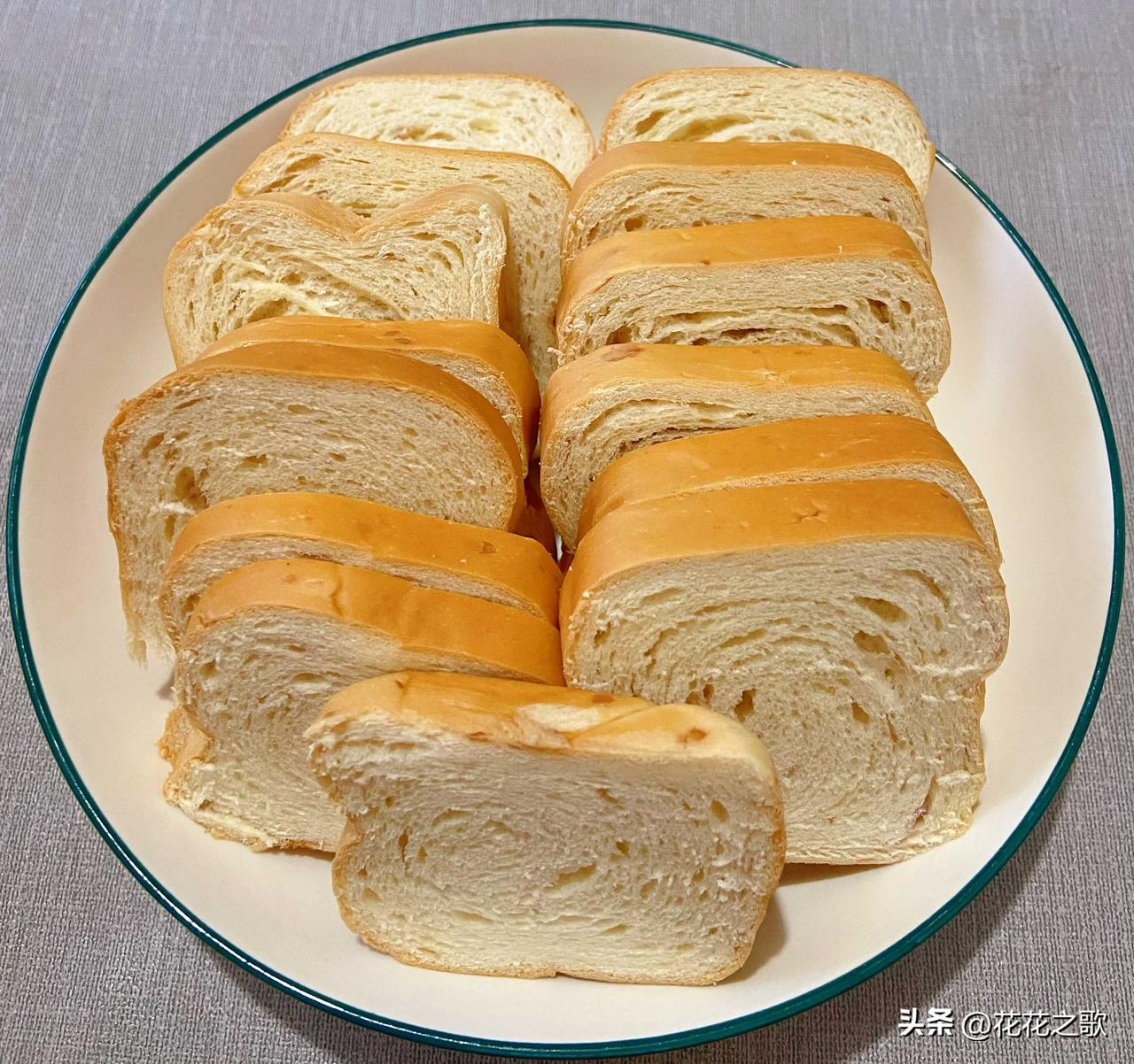 你说随意，那就随意了～按照我的想法，早餐就是这么简单。

————  滇红面包 