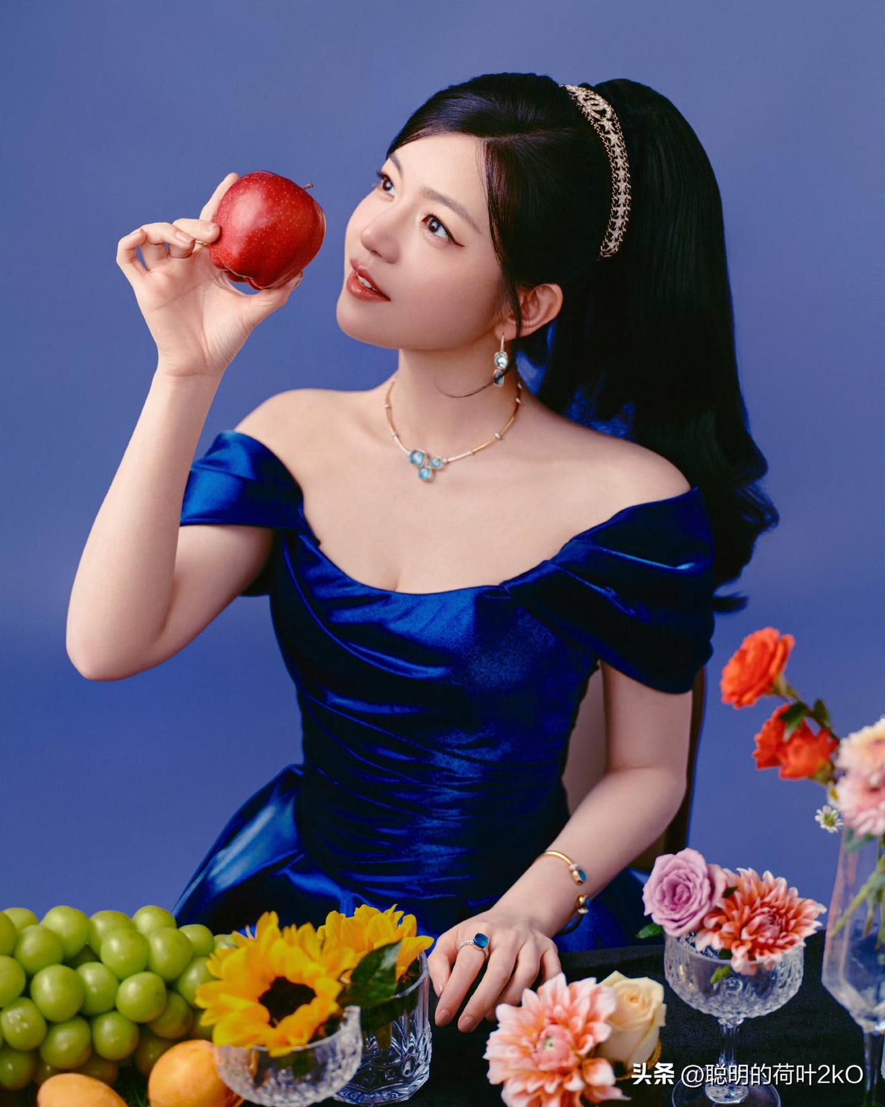 陈妍希  宝蓝丝绒裹着腰肢，水钻凉鞋踩碎所有矜持。她立在光瀑中央，每一步都溅起细