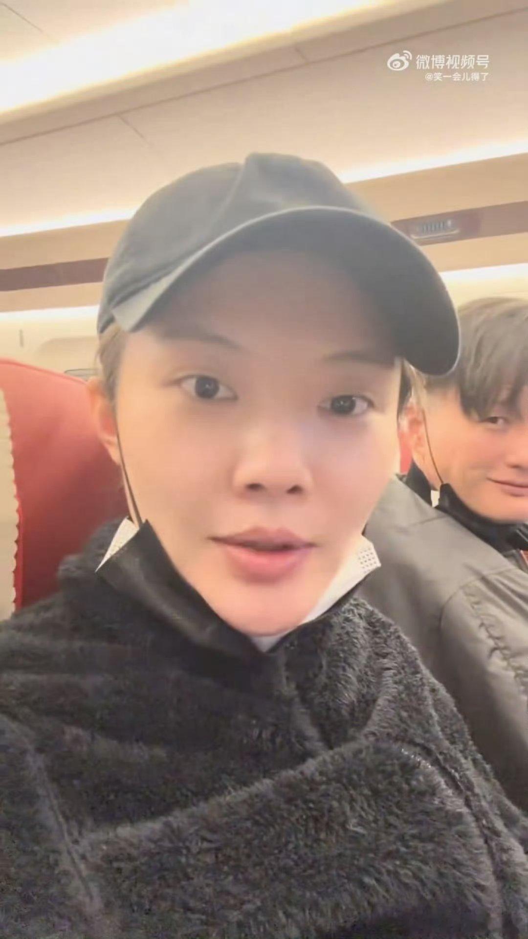 尹子维跟徐冬冬官宣后状态 尹子维徐冬冬甜度拉满！坐一起还刷婚纱照，冬冬不吃饭他闹