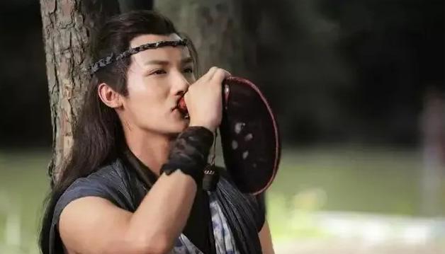 古代，一男子行医结束，见一匹狼迎面扑来，害怕极了。没想到，狼却在他身前停了下来，