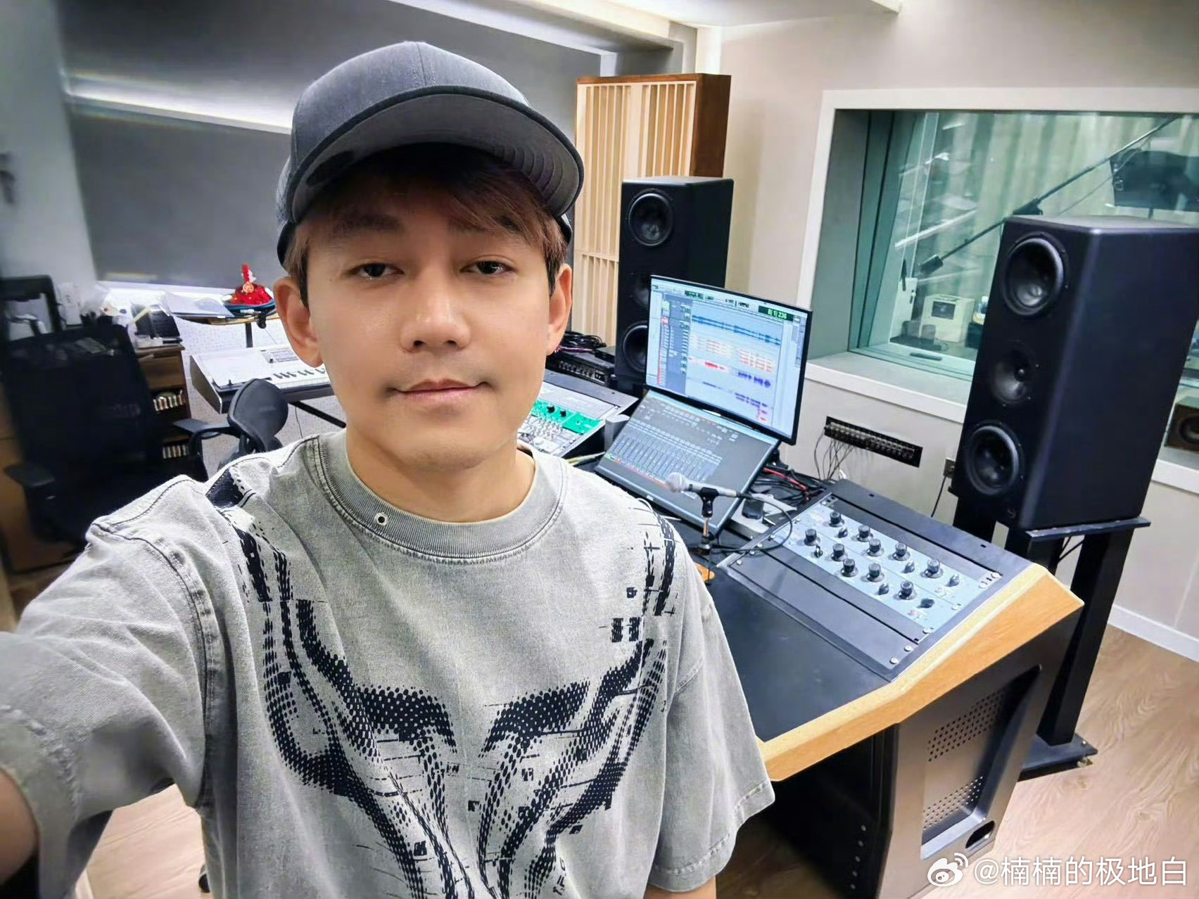 苏醒这条微博好吵 苏醒的文字会“发声”！消失一周揭秘是工作，六张录音棚照刷屏，莫