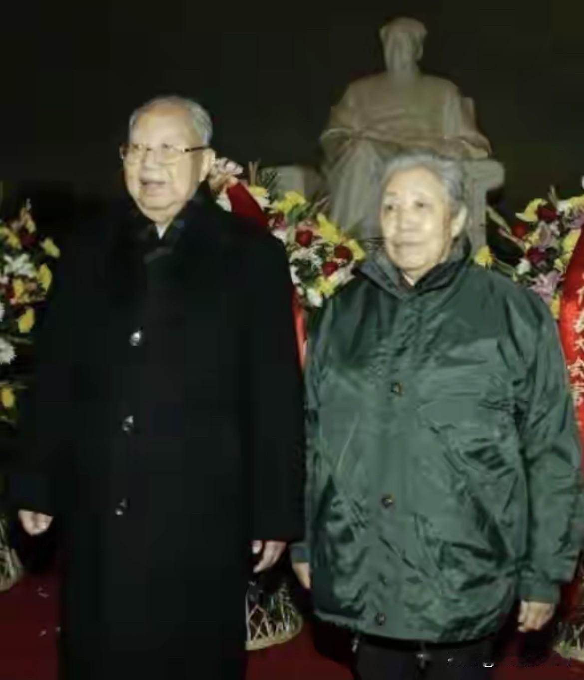 86岁华国锋，执意去祭拜毛主席，家人含泪阻拦，他只说7个字，这是最后一次了！
