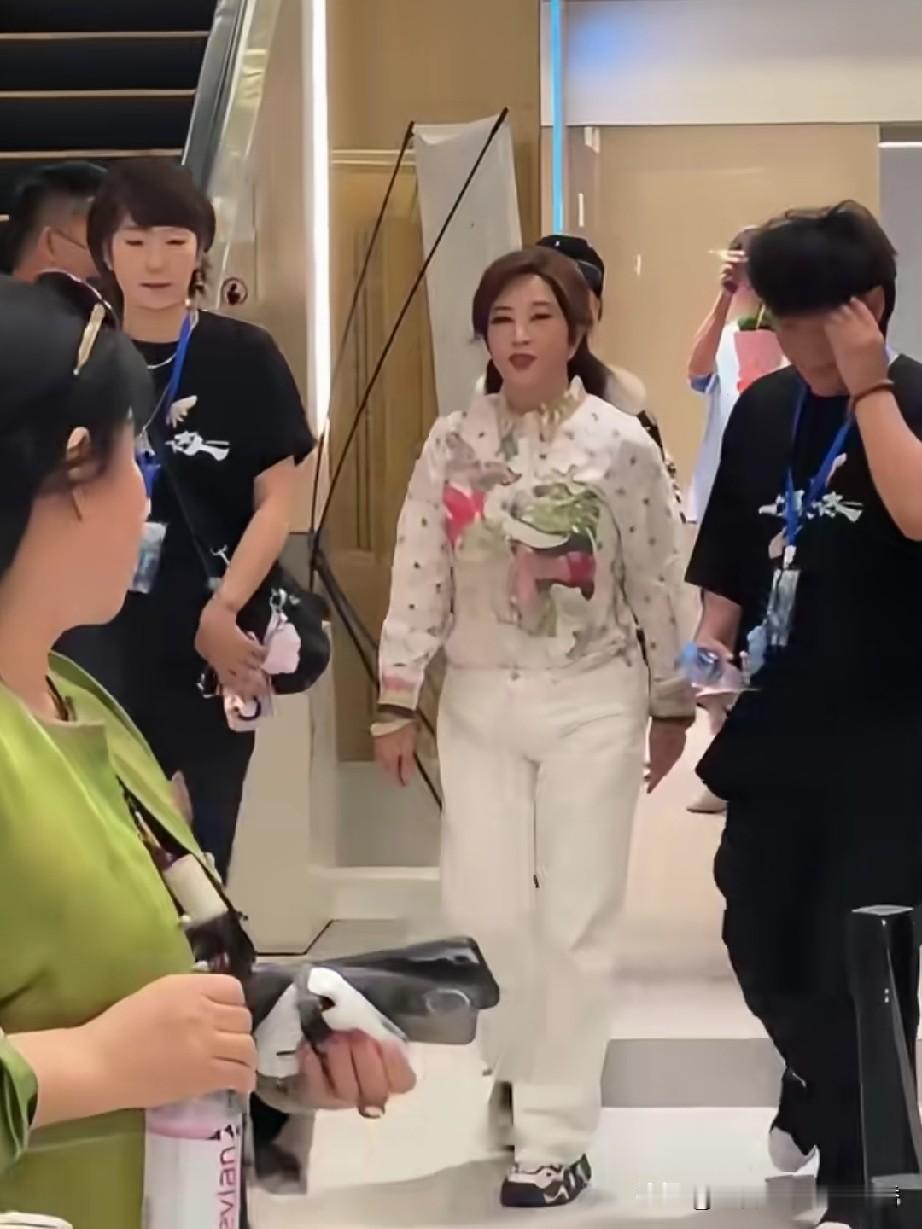 刘晓庆参加活动时，走路步伐矫健，大步流星，全然不像一位76岁的老人。有人质疑她是