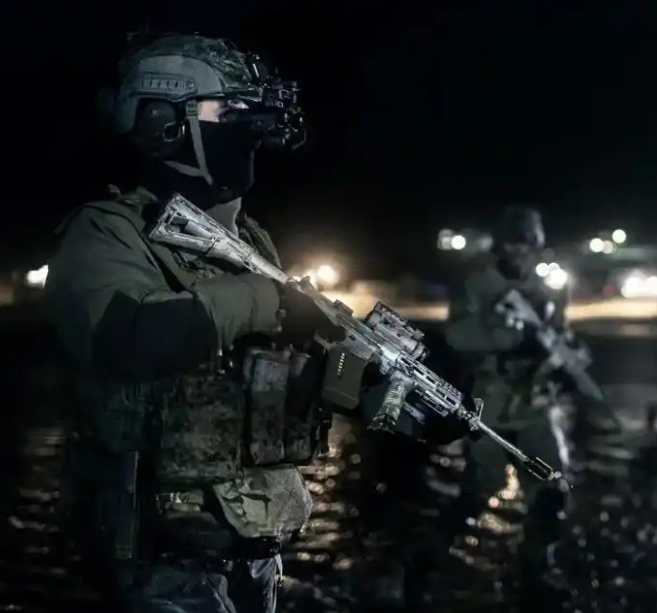 一支美军突袭世卫组织大楼，抢走星条旗后连夜返航，此举为白宫多赚几亿美元！这事乍一