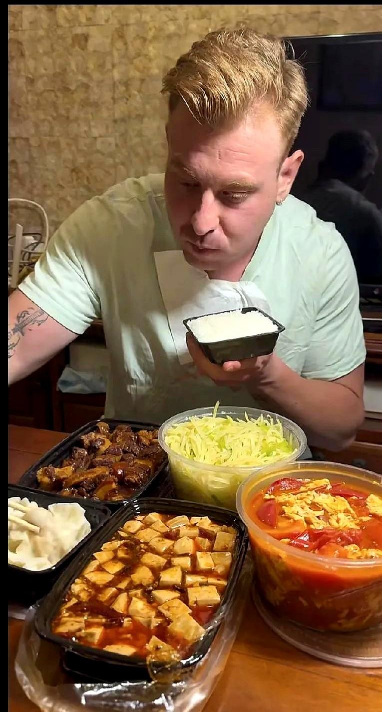 “酸辣土豆丝先上，麻婆豆腐别放花椒粉，红烧肉要五花三层。”三里屯一家小馆里，金发