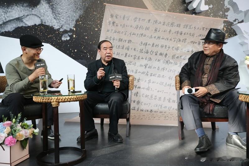 贾平凹棣花街老家的中堂上，挂着他父母的遗像，中间书写四个大字“挈行修善”，两边书