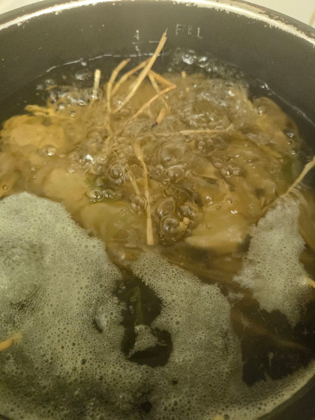 忙著煲竹蔗矛根涼茶，忘了說晚安各位晚安了 