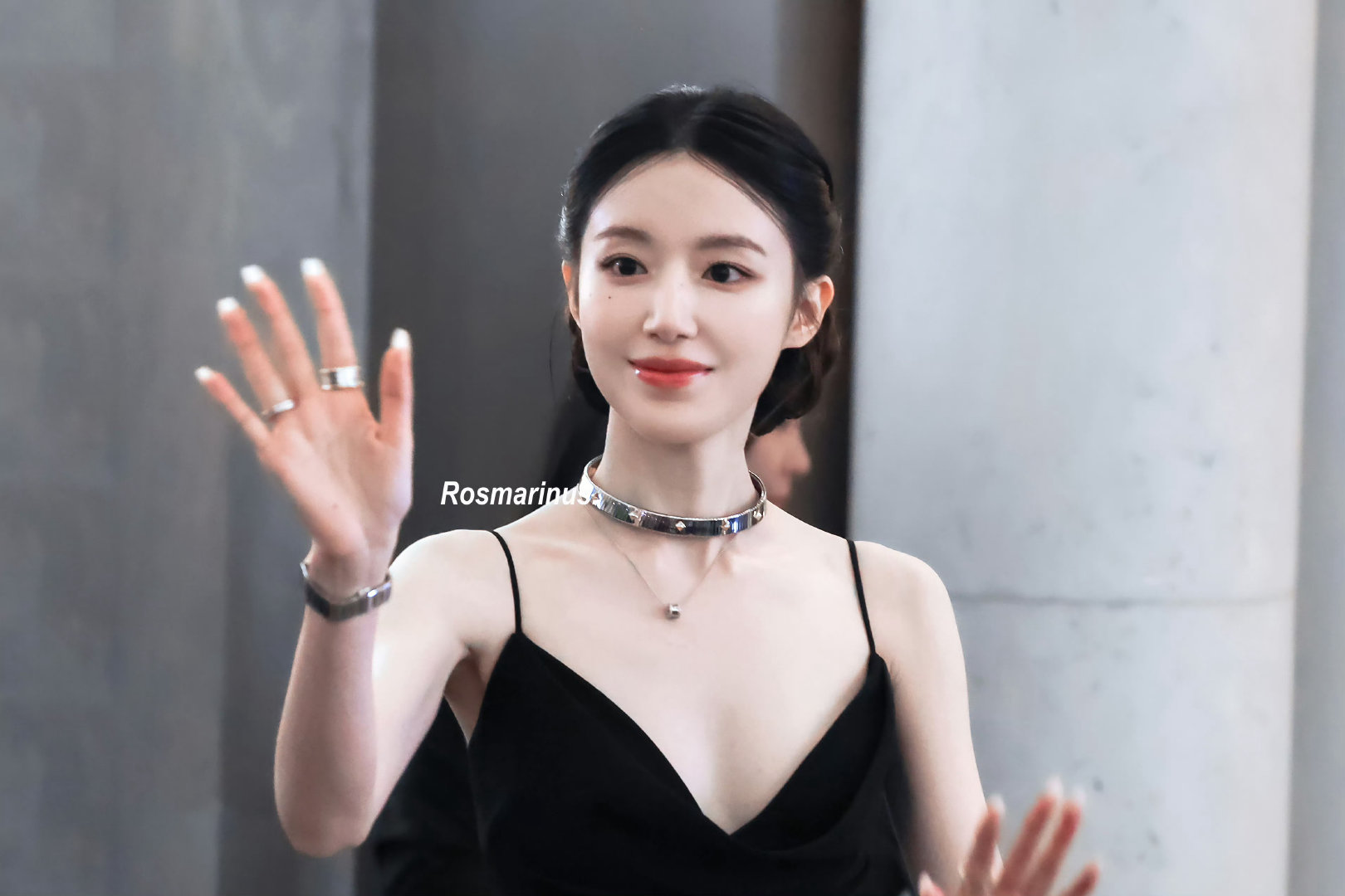 叶舒华小黑裙叶舒华盘发黑裙小黑裙果然是永远的经典造型，好衬气质啊 