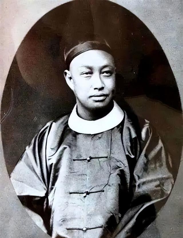 民国初年，当众人还在为婚姻的枷锁与旧俗的束缚而挣扎时，一对看似“不靠谱”的夫妻，