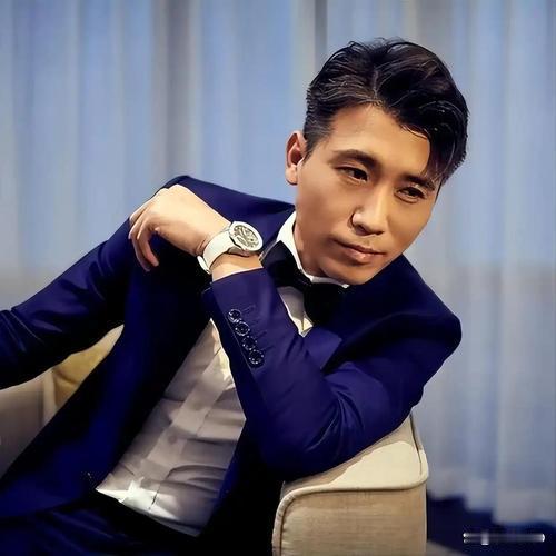 荧幕上看着随性的李乃文，背后扛着五个孩子
 
谁能想到，演戏松弛自然的李乃文，身