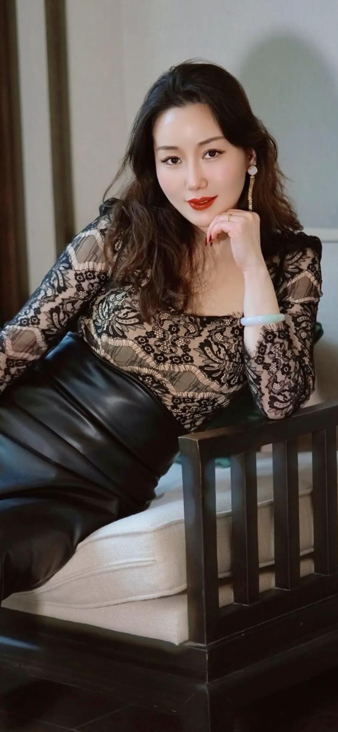 当一个女人无法养活自己时，所有的男人都怕养她，当一个女人能养活自己时，所有的男人